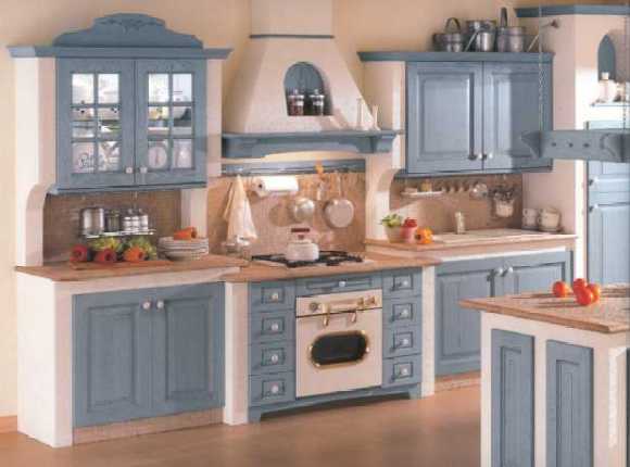 Cucina realizzata con anta in legno di frassino con finitura decap bianco o azzurro. Possibilit di inserire antine a vetro all'inglese o con griglia in legno.